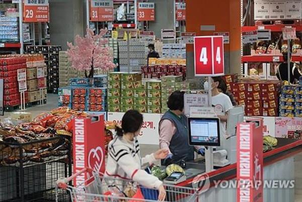 People shop at a major discount store in Seoul on April 25, 2024. (Yonhap)