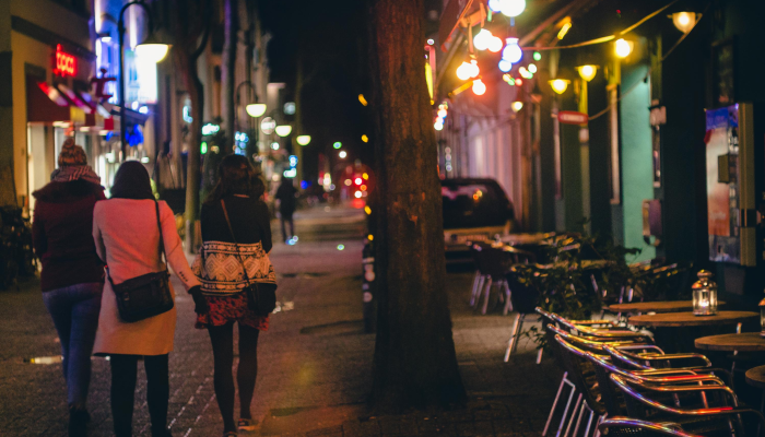 檀香山规定，酒吧、夜总会和餐馆都必须提供抗过量用药