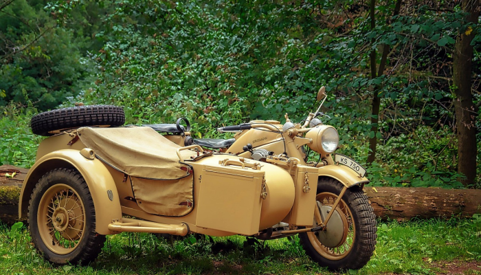 摩托车手(40多岁)在卡文与汽车相撞后死亡