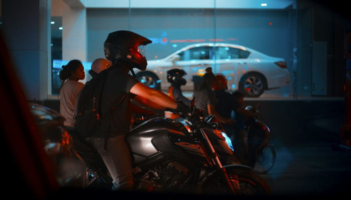 摩托车手(40多岁)在卡文与汽车相撞后死亡