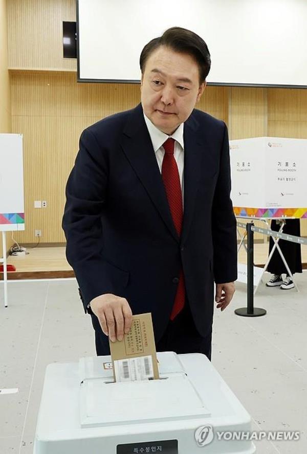 President Yoon Suk Yeol casts a ballot at a polling station in Busan, in this file photo taken April 5, 2024, the first day of two-day early voting for the April 10 general elections. (Pool photo) (Yonhap)