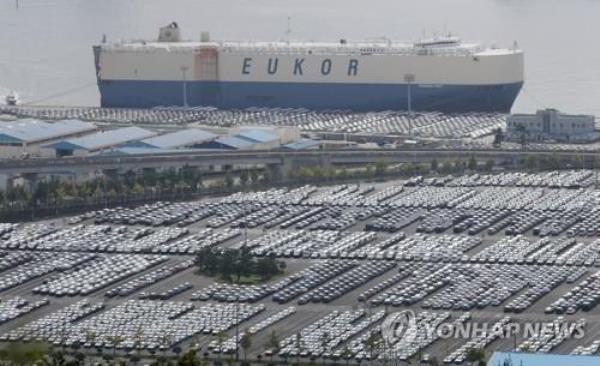 This file photo taken Sept. 16, 2022, shows the export lot of Hyundai Motor Co. in the southeastern city of Ulsan, packed with cars waiting to be shipped. (Yonhap)
