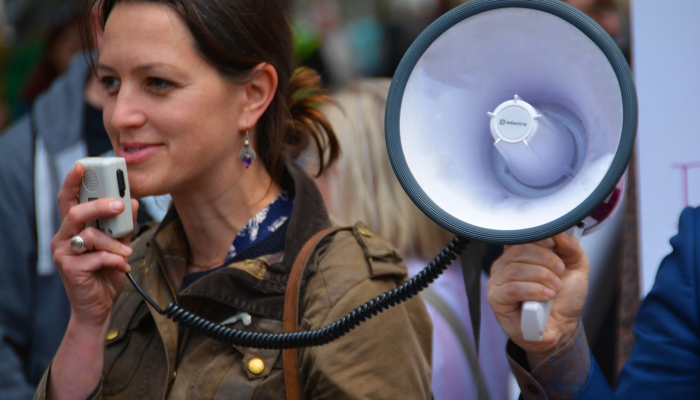 在基辅，人们通过大银幕逃避现实