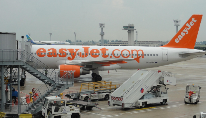 日本飞机起火:379名乘客从东京羽田机场跑道起火的飞机上撤离 日本飞机起火:379名乘客从东京羽田机场跑道起火的飞机上撤离