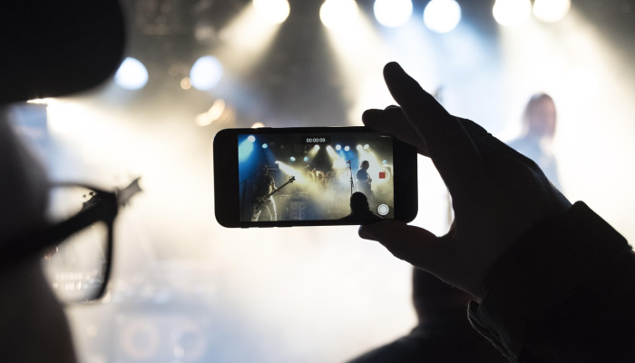 帕克兰事件五年后，家庭通过行善来应对