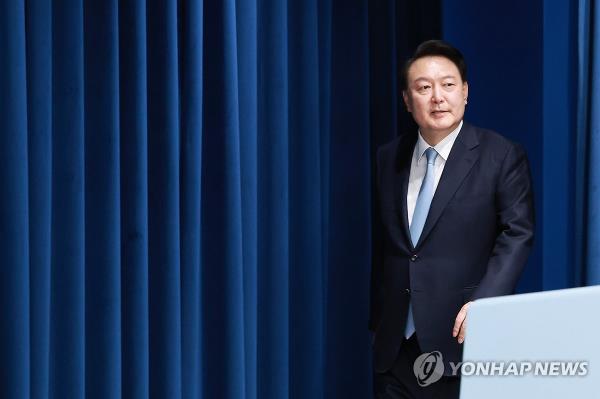 President Yoon Suk Yeol enters the briefing room at the presidential office in Seoul on April 22, 2024. (Yonhap)