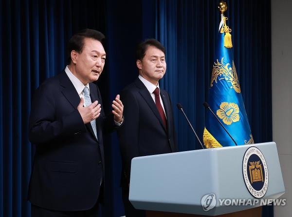 President Yoon Suk Yeol (L) introduces his new senior secretary for civil affairs, Kim Joo-hyun (R), at the presidential office in Seoul on May 7, 2024. (Yonhap)